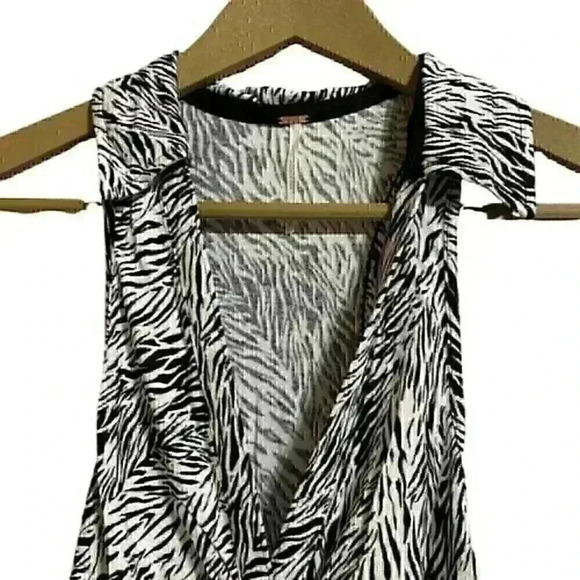 Free People Coco Tank L Black/White Zebra Striped Sleeveless Collared V-Neck NWT - Picture 3 of 8